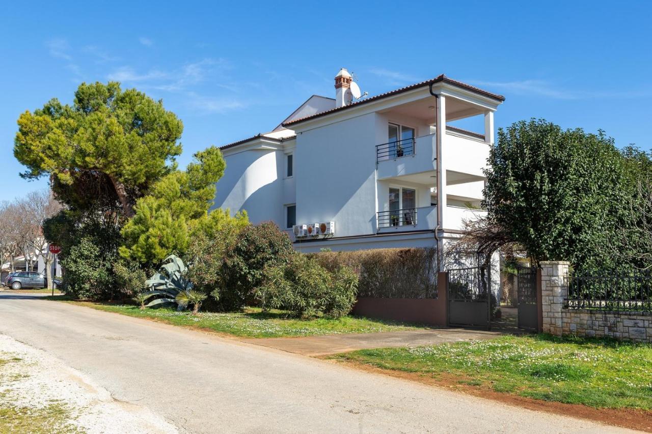 Holiday Apartment Suzana 罗维尼 外观 照片